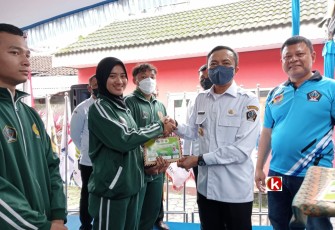 Wakil Bupati Blitar Serahkan Bonus Uang Kepada Atlet Kabupaten Blitar Peraih Medali pada Porprov Jatim VII di Kabupaten Jember. (foto : Faisal NR / Klikwarta.com) 