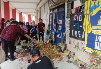 Pegawai Bapenda Kabupaten Malang Tabur Bunga saat tabur bunga di Pintu 13 Stadion Kanjuruhan