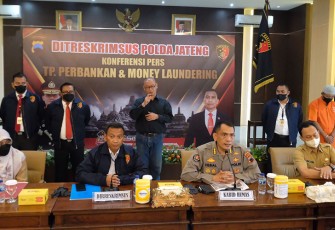 Dirreskrimsus Kombes Pol Dwi Subagio didampingi Kabid Humas Kombes Pol Iqbal Alqudusy serta perwakilan Otoritas Jasa Keuangan (OJK) dan Dinas Koperasi Provinsi Jateng  dalam sebuah konferensi pers di kantor Ditreskrimsus Polda Jateng, Banyumanik, Kota Semarang pada Senin (10/10/2022).