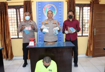 Ekspos tersangka dan barang bukti di Mapolres Aceh Timur, Rabu (24/08/2022).