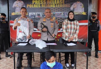 Kapolres Rejang Lebong Polda Bengkulu AKBP Tonny Kurniawan didampingi Kapolsek Bermani Ulu Ipda Sina Alfarobi dan Kasi Humas Iptu Bertha saat menggelar Press Release di Mapolres Rejang Lebong, Jumat (02/09/2022).