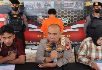 Kapolres Rejang Lebong Polda Bengkulu AKBP Tonny Kurniawan, didampingi Kasatres Narkoba Iptu CP. Tuhuteru, Kasi Humas Iptu Bertha saat memberikan keterangan kepada wartawan di Mapolres Rejang Lebong, Jumat (2/9/2022).