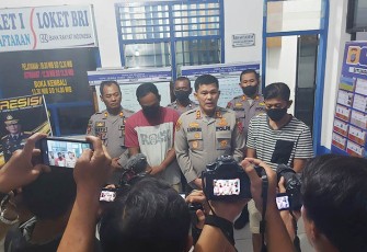 Kapolres Simalungun AKBP Ronald F.C Sipayung SH, SIK, MH., didampingi Kapolsek Bosar Maligas AKP Restuadi SH saat menggelar Klarifikasi kepada wartawan di Kantor Sat Lantas Polres Simalungun Kompleks Aspol, Jalan Sangnaualuh, Kota Siantar, Rabu (12/10/2022) malam sekira pukul 20.00 Wib.