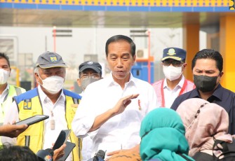 Presiden Jokowi saat diwawancarai awak media usai lakukan peresmian 