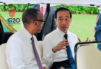 Disela-sela pertemuan KTT G20 Indonesia Presiden Joko Widodo dan Presiden Rwanda Paul Kagame bersama-sama menaiki mobil golf untuk kembali ke ruang pertemuan G20 dari Rumah Bambu, The Apurva Kempinski Bali, Nusa Dua, Bali, Selasa 15 November 2022. Foto: Laily Rachev - Biro Pers Sekretariat Presiden