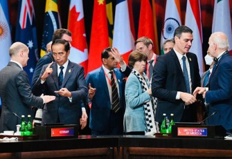 Presiden Jokowi disela pertemuan KTT G20 di Bali