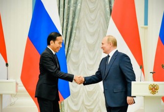 Presiden RI Ir H Joko Widodo saat bertemu Presiden Rusia Vladimir Putin, Kamis sore di Istana Kremlin. Foto (twiter@Jokowi)