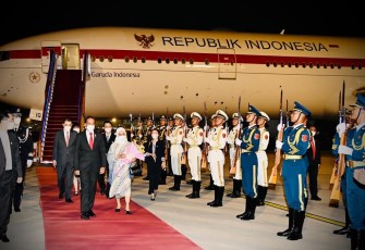 Presiden Jokowi didampingi Ibu Negara saat tiba di Beijing menjelang pukul sepuluh malam waktu setempat. Foto: Twitter@Jokowi