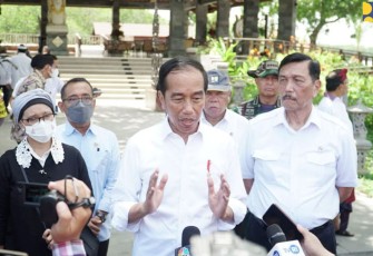 Presiden RI Ir H Joko Widodo saat diwawancarai awak media usai Tinjau Penataan Kawasan Konservasi Mangrove Tahura di Denpasar Bali, Selasa (8/11/2022).
