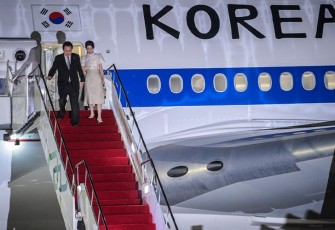 Presiden Korsel Yoon Suk-yeol saat tiba di Bali, Minggu (13/11/2022) malam.