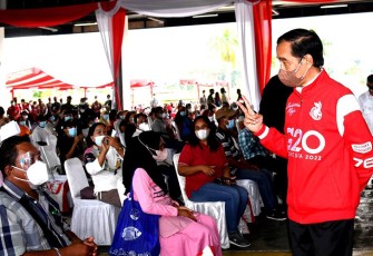 Presiden RI Joko Widodo saat meninjau pelaksanaan vaksinasi