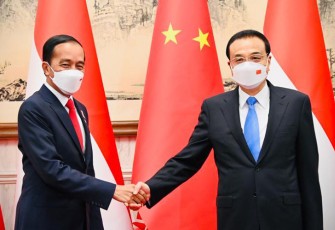 Presiden RI Ir H Joko Widodo saat bertemu Perdana Menteri RRT Li Keqiang di Beijing, Selasa sore.