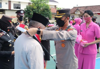 Prosesi tradisi Wisuda Purna Bhakti terhadap 20 purnawirawan Polres Karanganyar, Jumat (22/7/2022) di Mapolres setempat.