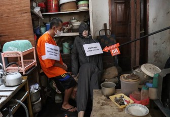 Tersangka saat peragakan adegan rekonstruksi pembunuhan, Selasa (13/12/2022).