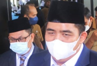 Plt Bupati Bintan Roby Kurniawan SPWK saat bersama Tamsir saat wawancara bersama awak media