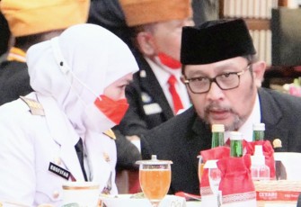 Wakil ketua DPRD Jawa Timur Sahat Tua Simanjuntak saat bersama Gubernur Jawa Timur Khofifah Indar Parawansa.