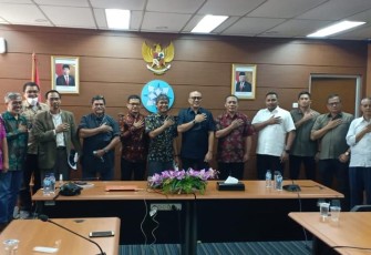 Foto bersama saat selesai rapat 
