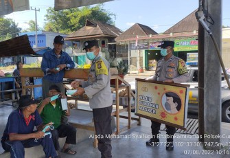 Bhabinkamtibmas Polsek Curup Bagi Masker Ajak Warga Taat Prokes