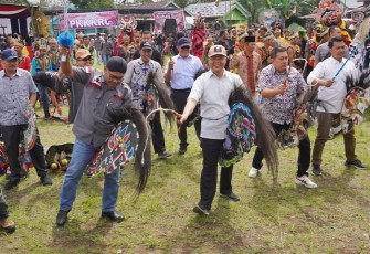 Gubernur Rohidin (kaos putih) saat Main Kuda Kepang
