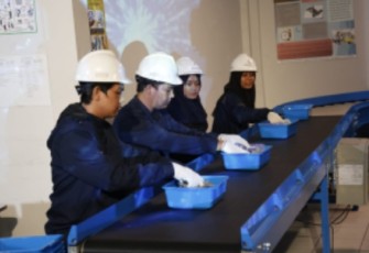 Ilustrasi, praktikum mahasiswa tehnik logistik Universitas Pertamina 