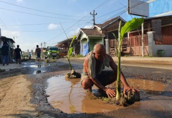 Jalan rusak di wilayah  Kecamatan Dukuhseti