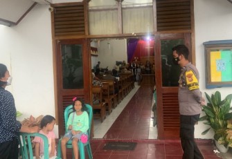 Bhabinkamtibmas Polsek Lebong Utara saat lakukan pengamanan di sekitar gereja