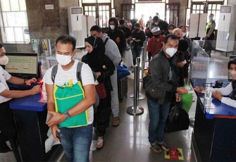 Suasana penumpang di stasiun Poncol Semarang menjelang libur Natal dan tahun baru 2022.