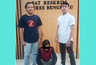 Terduga pelaku (diborgol jongkok) saat diamankan.