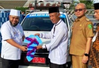 Walikota Bengkulu Helmi Hasan bersama Kepala BPKAD Kota Bengkulu, Yudi Susanda menyerahkan bantuan pinjam pakai mobil operasional kepada BMA. 
