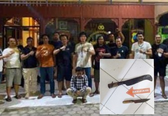 Tersangka (jongkok diborgol) saat diamankan