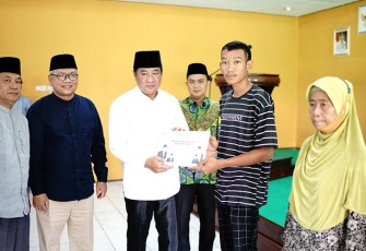 Wakil Gubernur Bengkulu Rosjonsyah didampingi Ketua Baznas Provinsi Bengkulu, Karo Pemerintahan dan Kesra Provinsi Bengkulu, Bank Bengkulu, Bank Syariah Indonesia, Dinas Sosial saat mendistribusikan zakat kepada 230 mustahik bertempat di Kantor Baznas Provinsi Bengkulu, Jum'at (24/06)..