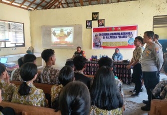 Babinsa Bersama Kapolsek saat Komsos Dengan Pelajar Sampaikan Bahaya Narkoba 