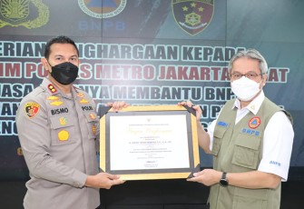 Wakapolres Metro Jakarta Barat Akbp Dr Bismo Teguh Prakoso saat menerima penghargaan