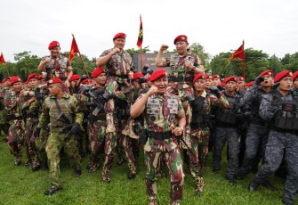 Panglima TNI Laksamana Yudo Margono diarak usai menerima Brevet Baret Merah Kopassus, Selasa (27/12)