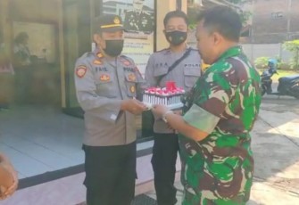 Kapten Arm Budi bersama anggota berikan kejutan ke Polsek Kedung