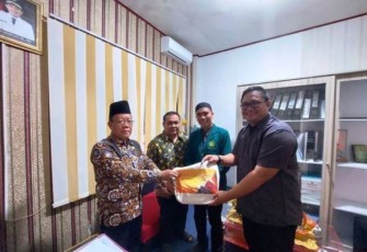 Sekretaris BPKAD Kota Bengkulu Karnadi saat menerima cindera mata dari Dosen UIN FAS Evan Setiawan usai pelepasan mahasiswa magang. Kamis, 1 September 2022. Foto/Dok