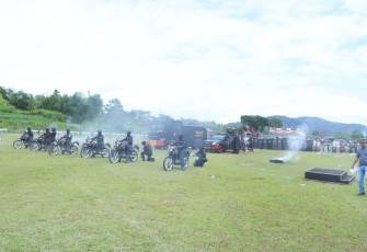 Suasana simulasi sistem pengamanan kota di Lapangan Pacuan Kuda Gulai Bancah, Kota Bukittinggi, dalam persiapan menjelang pemilu serentak tahun 2024