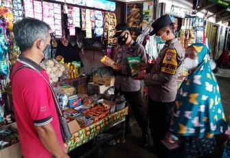 Kapolsek Pakel saat memantau Langsung Ketersediaan Minyak Goreng di Pasar Ngrance Tulungagung