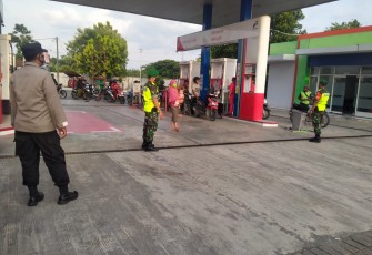 Babinsa Koramil Mantingan Bersama Bhabinkamtibmas saat Pantau SPBU