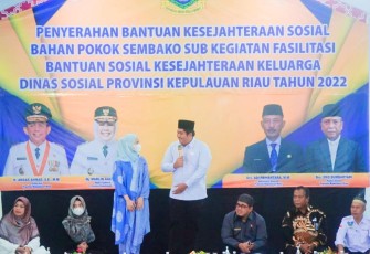 Roby saat Penyerahan BKS Pakaian dan Sembako Bagi 1.070 PKM