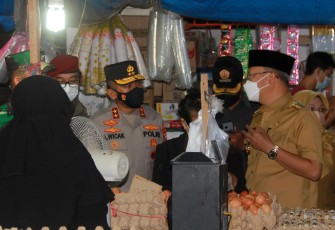 Gubernur Rohidin Mersyah bersama Forkopimda Provinsi Bengkulu saat meninjau Pasar Panorama, Selasa (5/4/2022).