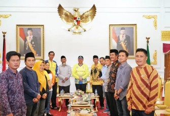 Gubernur Rohidin Mersyah saat menerima audiensi Perwakilan Masyarakat Kecamatan Ulok Kupai dan Kecamatan Napal Putih Kabupaten Bengkulu Utara terkait permasalahan anjloknya Harga TBS di Balai Raya Semarak Bengkulu, Jumat (24/6).