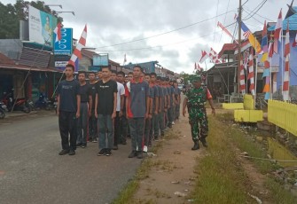 Babinsa Koramil Rungan saat Latih Paskibra Tingkat Kecamatan 