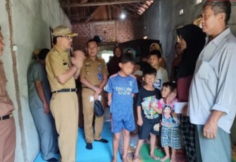 Agus Istiqlal saat Beri Santunan pada Ahli Waris