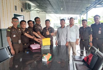 Kejari Labusel saat Terima Barang Bukti Tambahan Kasus TPPU Tersangka Nurita