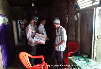 Bhabinkamtibmas saat Bagikan Bantuan Untuk Warga Kurang Mampu