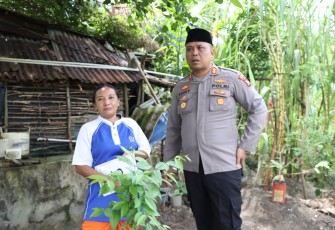 Kapolres Karimun saat sambangi Keluarga Ismail