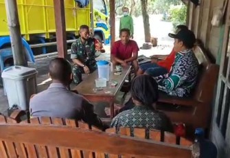 Babinsa Kasreman saat Komsos dengan Warga Binaannya