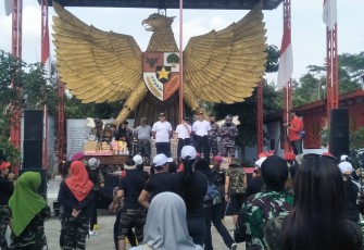 Babinsa Desa Ngantru Pantau Senam Massal Komunitas Anak Kolong