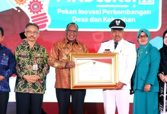 Wempi pada Rapat Koordinasi Pusat dan Daerah dalam rangka Penguatan Kelembagaan Desa dan Kelurahan, dan Penyerahan Penghargaan Upakarya Wanua Nugraha Tahun 2022, di Aula Direktorat Jenderal (Ditjen) Bina Pemerintahan Desa (Pemdes) Kementerian Dalam Negeri (Kemendagri), Kamis (24/11/2022).